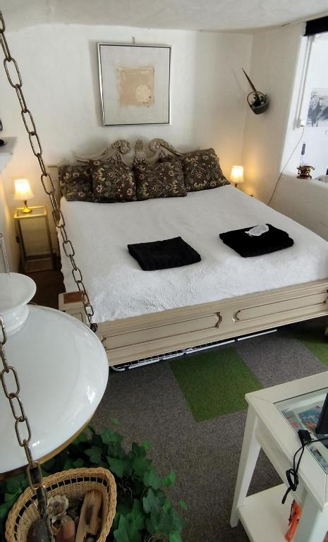 ein Schaukelbett in einem Zimmer mit in der Unterkunft FORFATTERHUSET 2 personer inkl morgenmad og adgang til 6 svømmehaller in Nørre Nebel