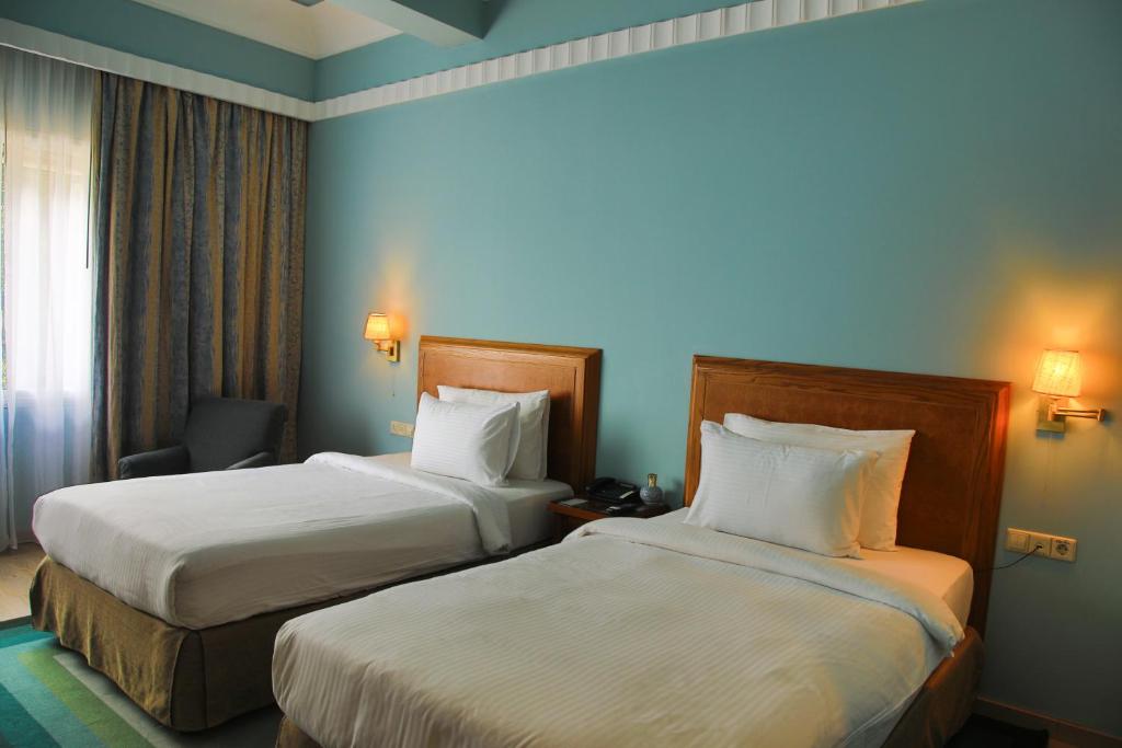 Warwick Palm Beach Hotel - 
