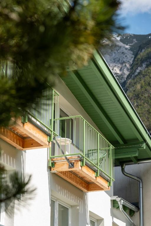 ein grüner Balkon an der Seite eines Gebäudes in der Unterkunft Lebe`scharnitz - am Seefelder Plateau in Scharnitz