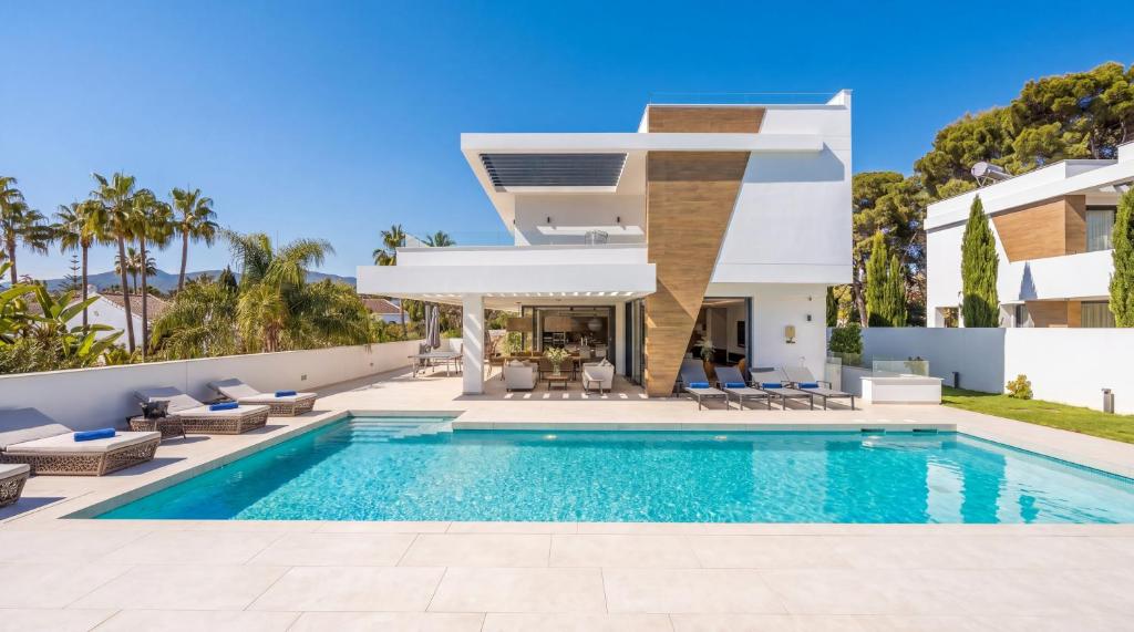 VACATION MARBELLA I Villa La Plage, Luxury Villa, Private Heated Pool, Rooftop Hot Tub, Entertainment Room, Walking Distance to the Finest Beaches