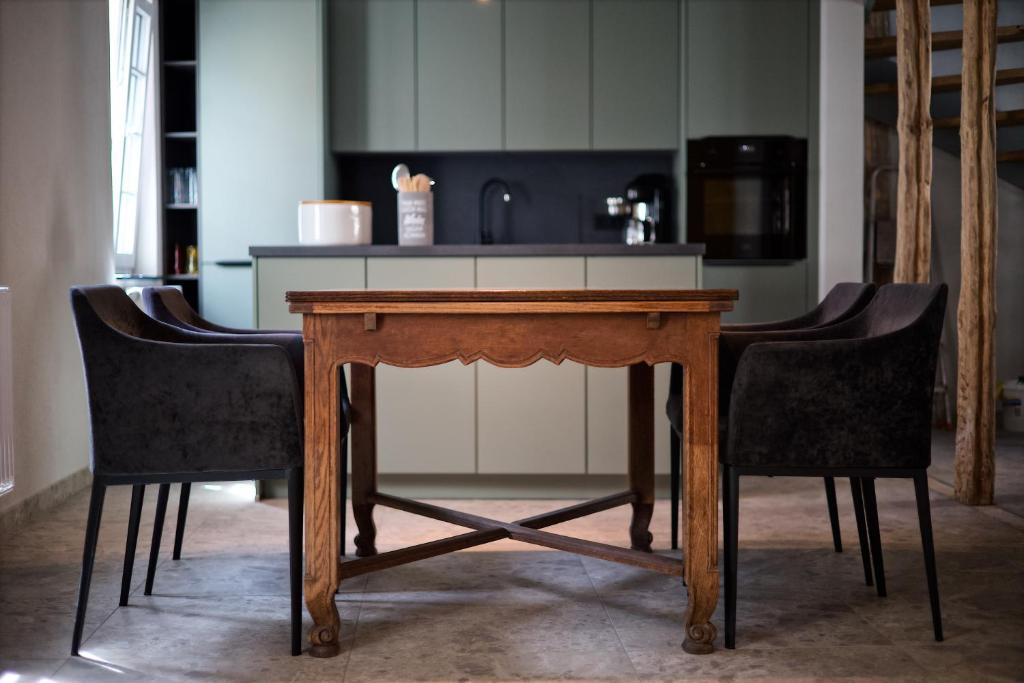 a wooden table with two chairs in a kitchen at Ferienwohnung "Haus Lehlgässchen" in Reil
