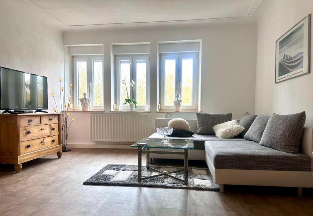 a living room with a couch and a coffee table at NEU! Kleines Glück Illingen in Illingen