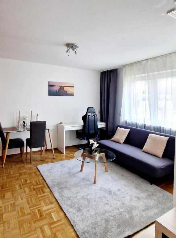 a living room with a blue couch and a table at Cozy and beautiful flat in the centrum in Essen