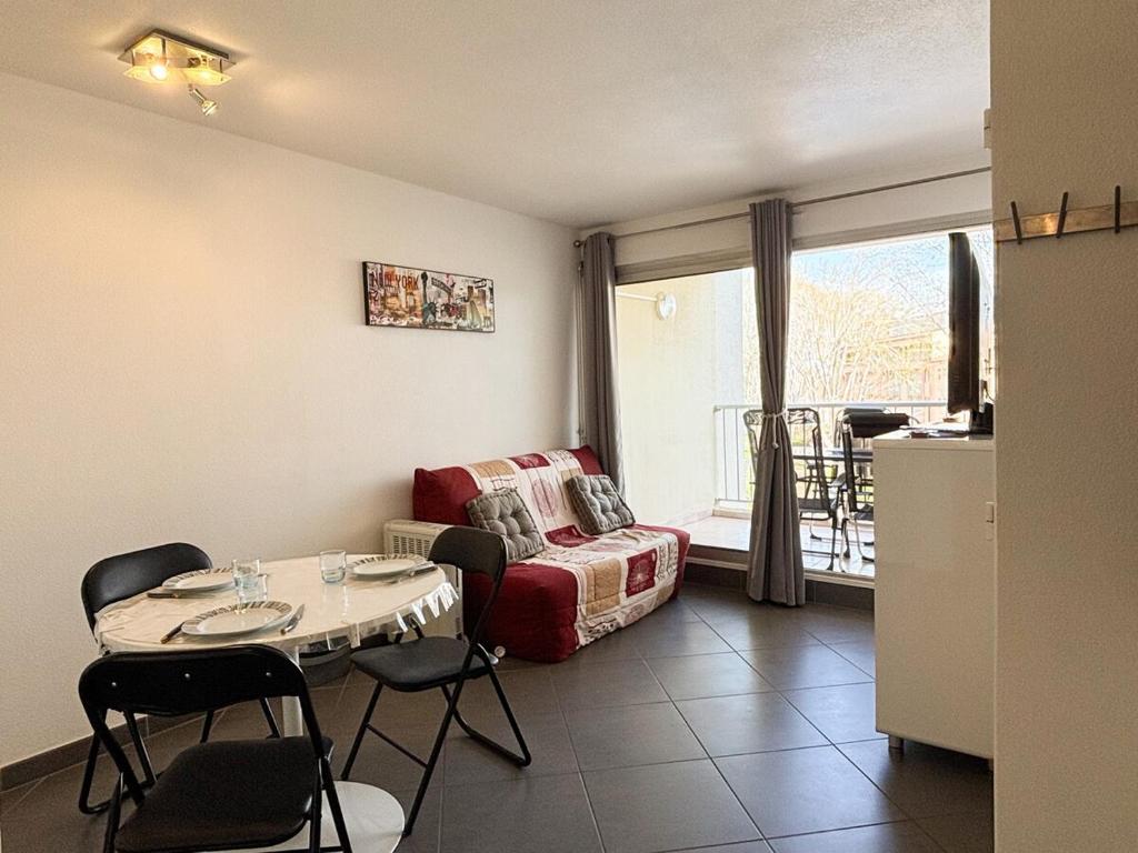 Appartement lumineux avec balcon vue piscine