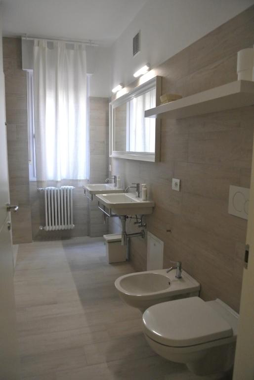 A bathroom at Piano B Apartment