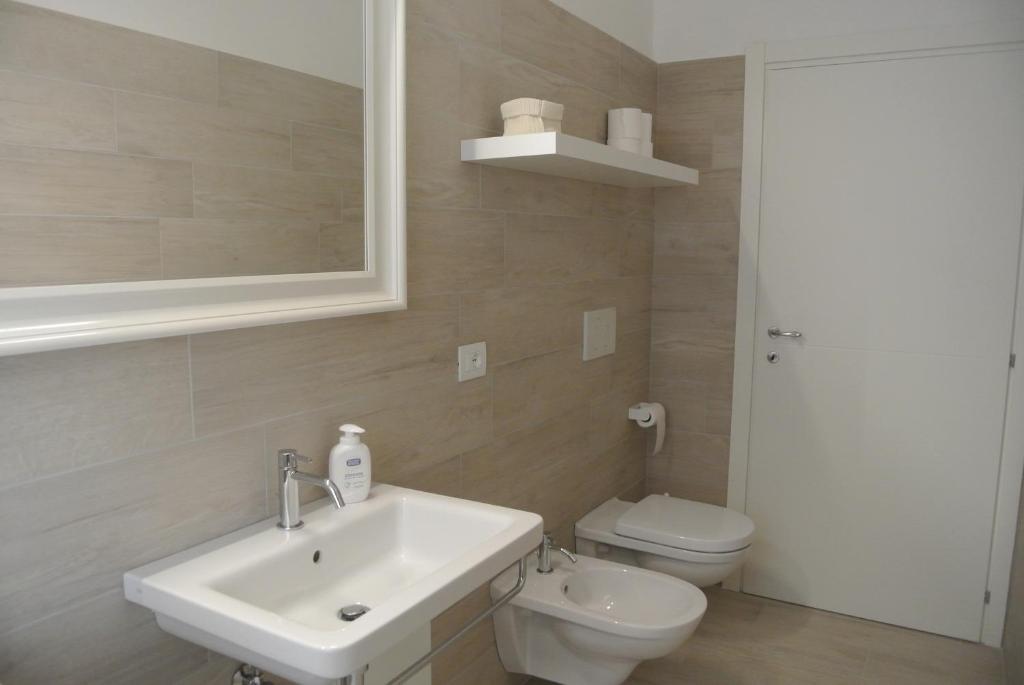 A bathroom at Piano B Apartment