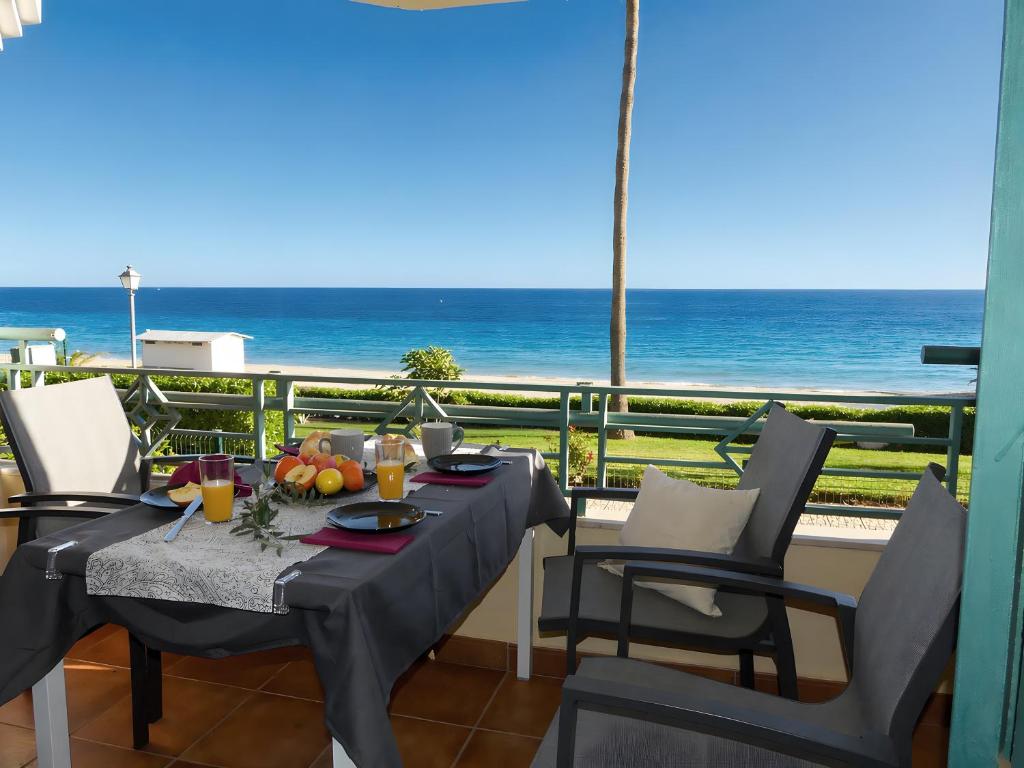 a table on a balcony with a view of the ocean at Appartement Tesoro del Mar in Torrox Costa