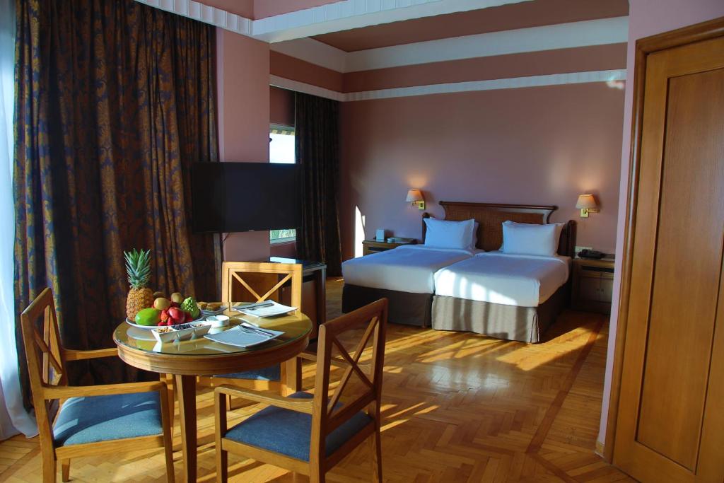 Warwick Palm Beach Hotel - 
