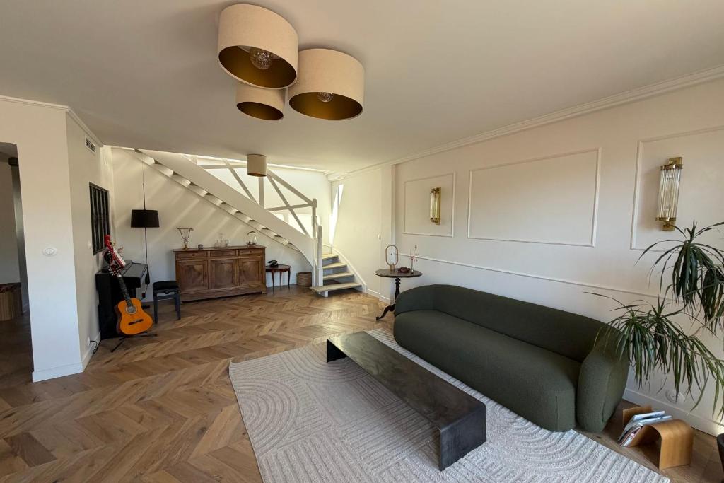 Large 105m Apt with Terrace & Parking