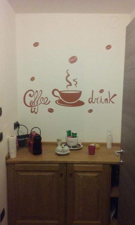 een muurticker voor een koffiedrankje in een kamer bij Camera Fenis in Fenis