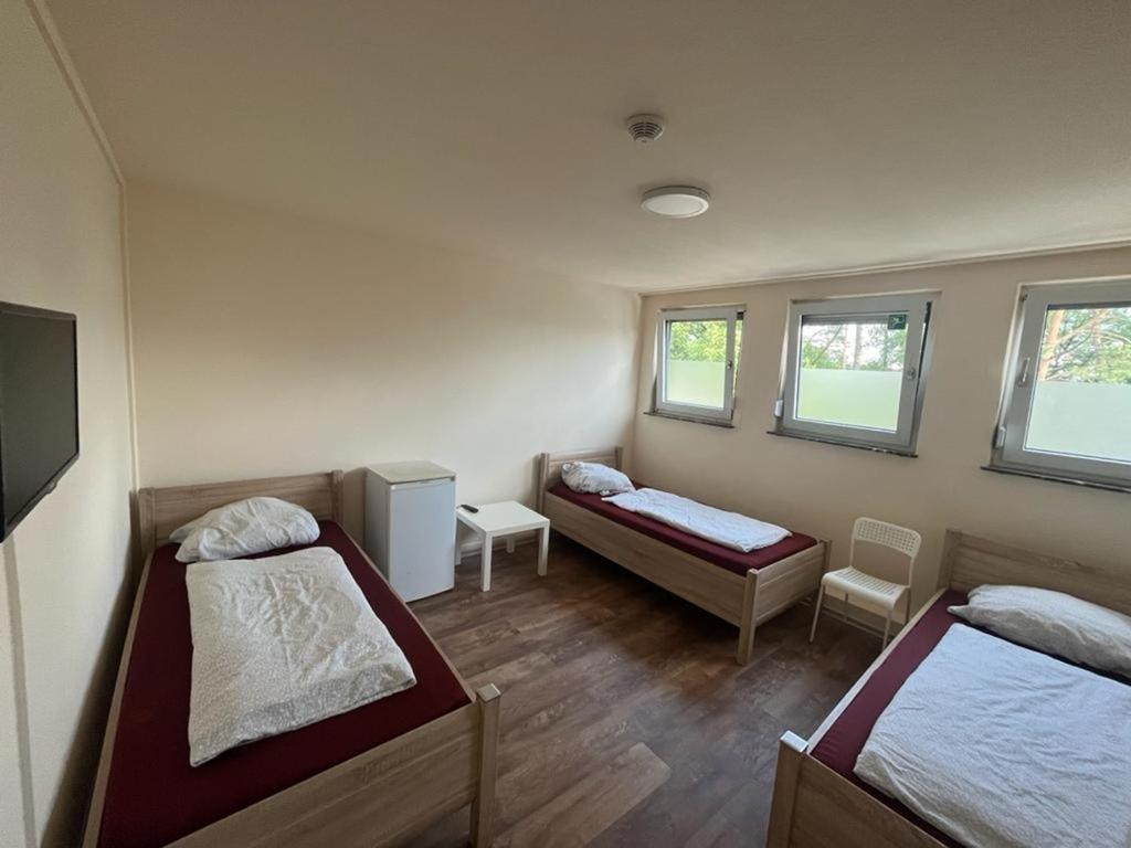 Pension Highway - Bielefeld Senner Hellweg 227 - Driepersoonskamer Met Gedeelde Badkamer