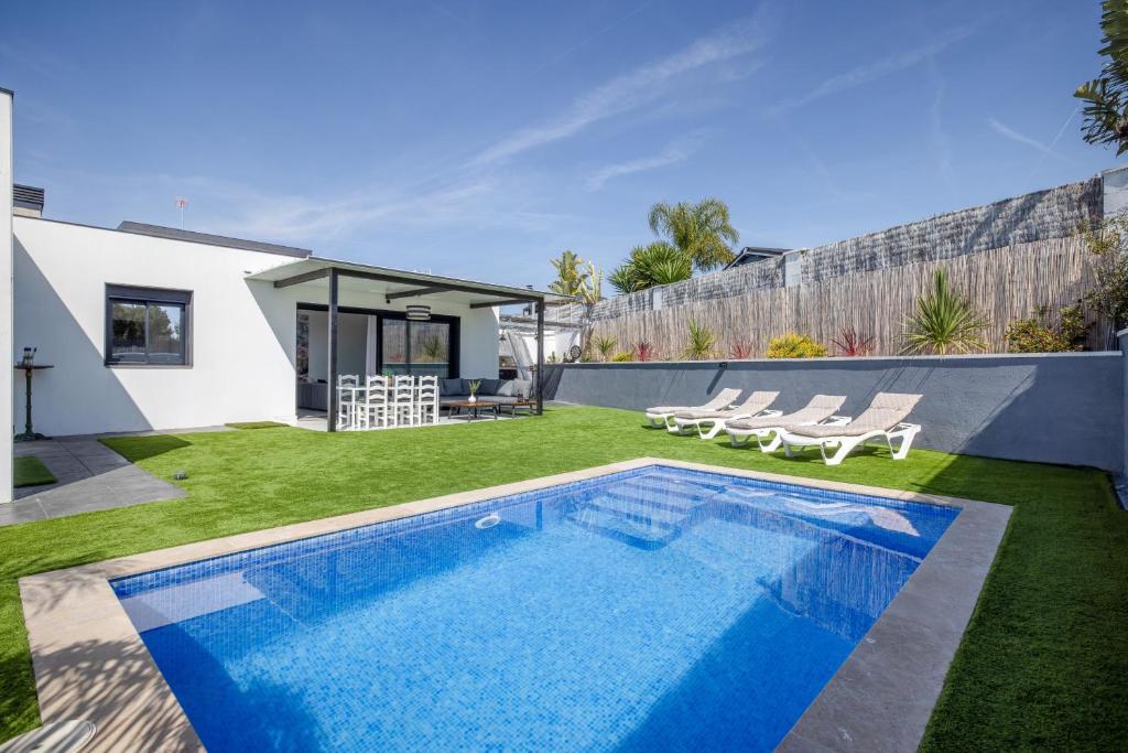 a swimming pool in the yard of a house at La Villa del Roc in Roda de Bará