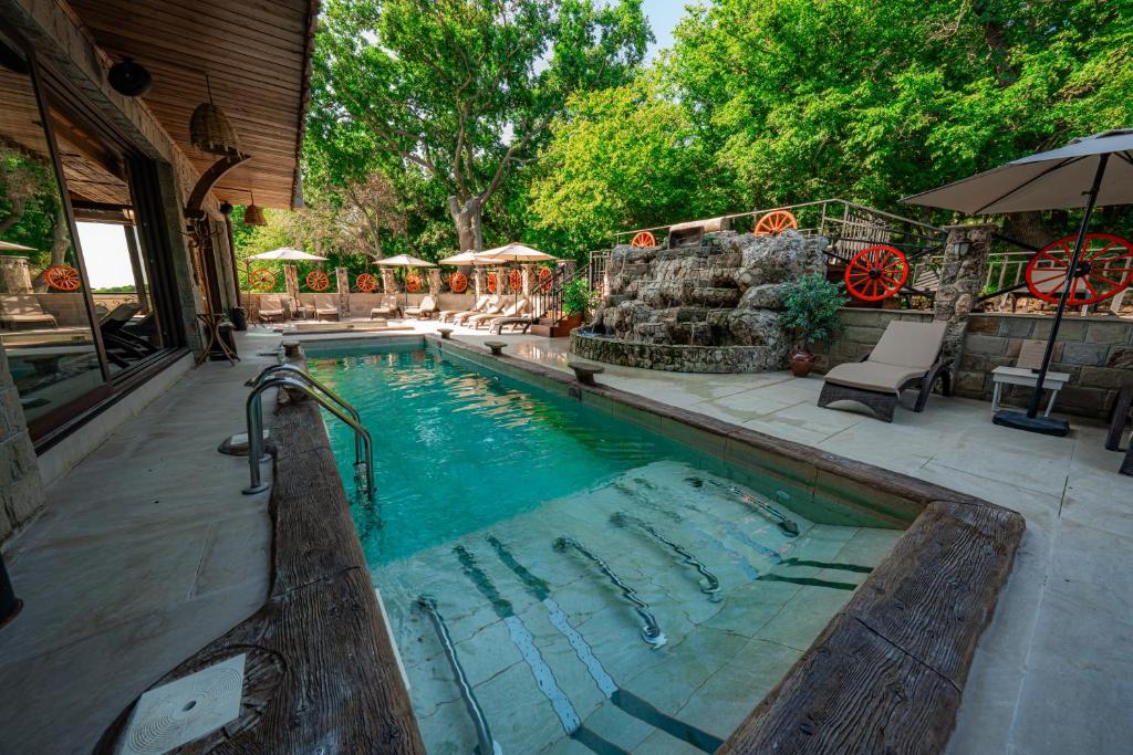 a swimming pool in a house with a pool at Complex Starite Kashti in Razvalini Balchikioy