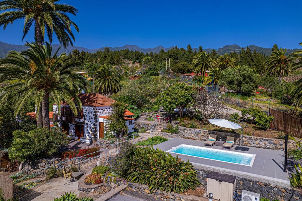 an aerial view of a house with a swimming pool at Casa Piedra y Tea in Tijarafe
