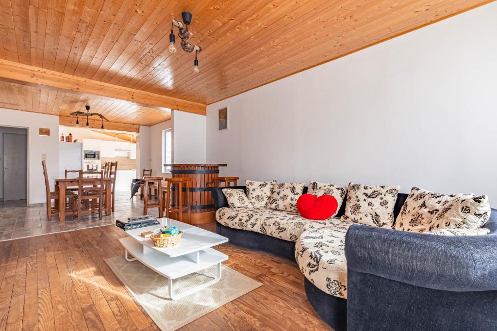 a living room with a couch and a table at Maison de vacances La Menou in Saint-Pierre-dʼOléron