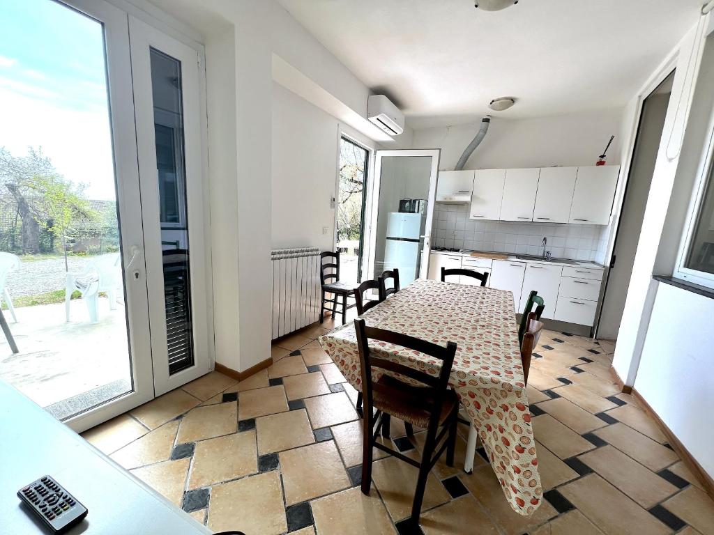 a kitchen and dining room with a table and chairs at Appartamento Nettuno in Villa Daria a 2 Km dal mare golfo del Tigullio in Chiavari