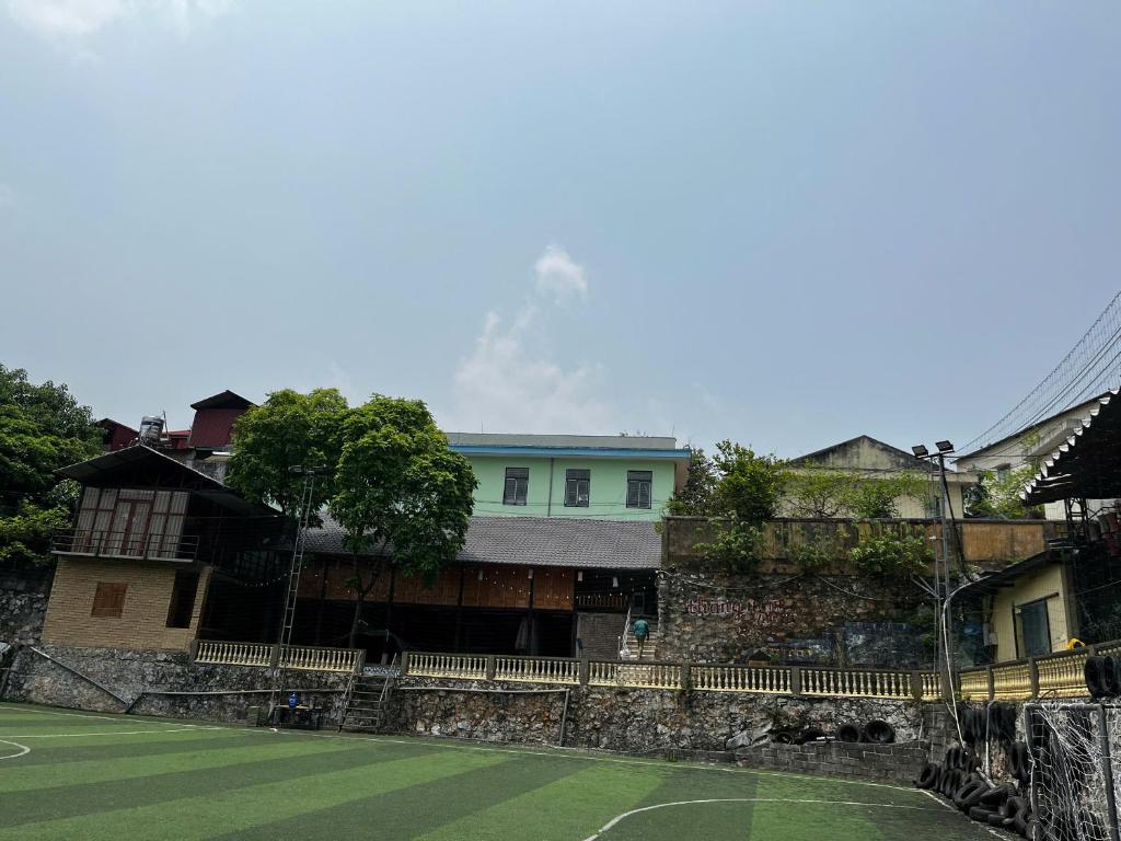 a tennis court in front of a building at Rocky Eco House in Na Hang