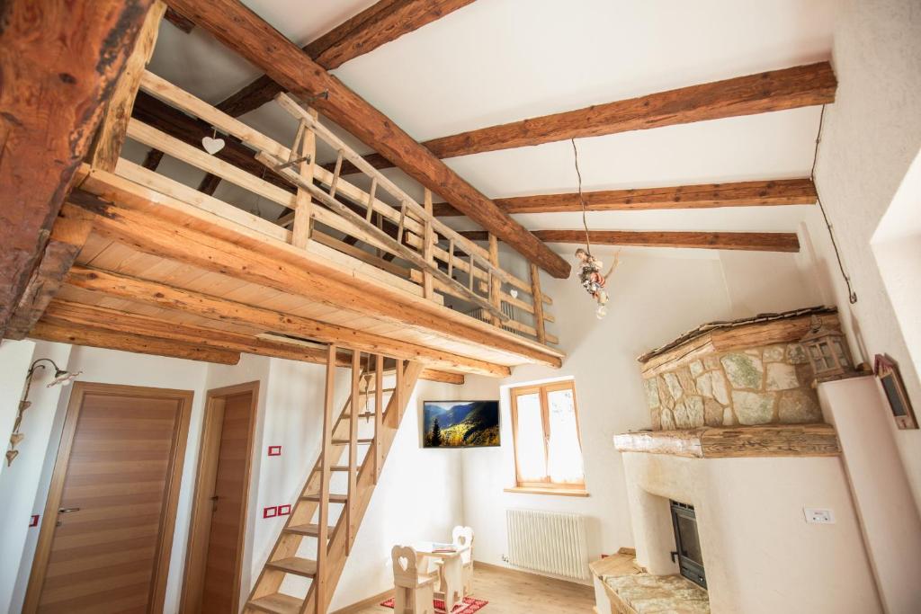 A television and/or entertainment centre at Maso del Fieno Chalet con Sauna e Vista sulle Dolomiti