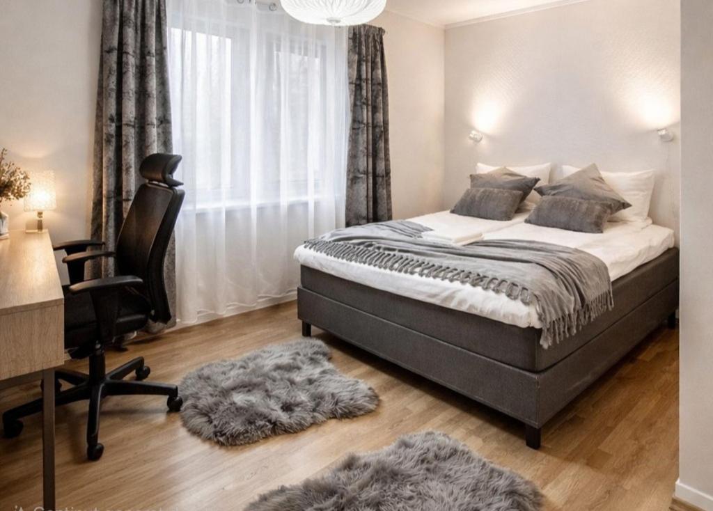 a bedroom with a bed and a desk and a chair at Stavanger Sea 1 Ultra Central Dali Apartament General Shop Open 7 l 7 in Stavanger