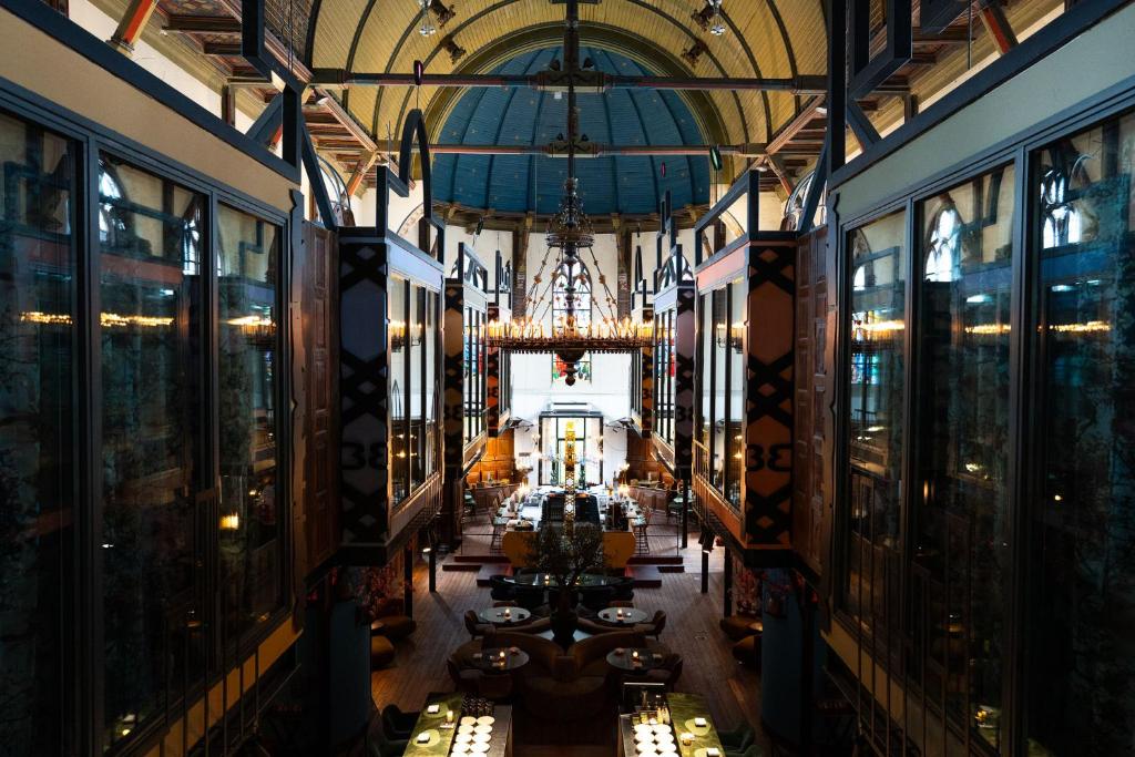 an overhead view of a restaurant with a chandelier at Boutiquehotel The Church in Arnhem
