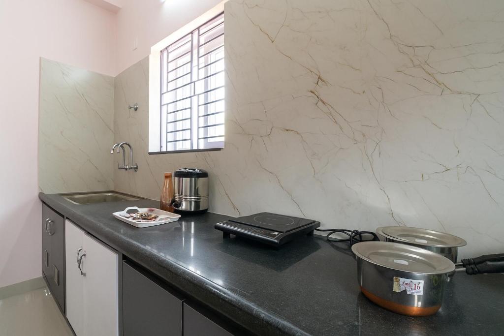 Yashwithaa Homestay Tirupati - New Hill View Apartments with Balcony, AC, WiFi, TV photo