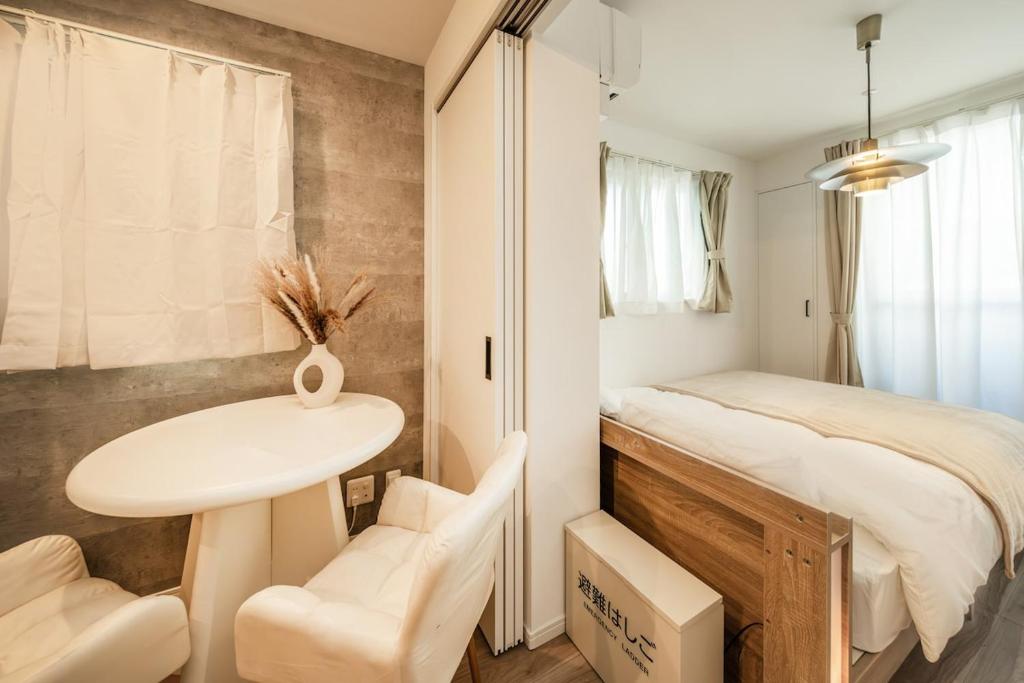 Newly built, Within walking distance of Nakameguro, 6 mins by train to Shibuya, 7 mins on foot to the station, 1 min on foot to the supermarket, Max 3 guests