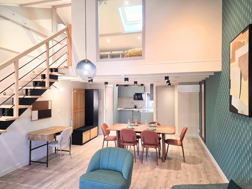 a dining room and kitchen with a table and chairs at cabane perche duplex st affrique in Saint-Affrique