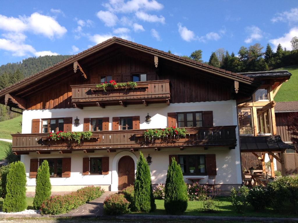 una casa con balcones y flores. en Ferienwohnung Strubbauer Urlaub am Bauernhof en Abtenau