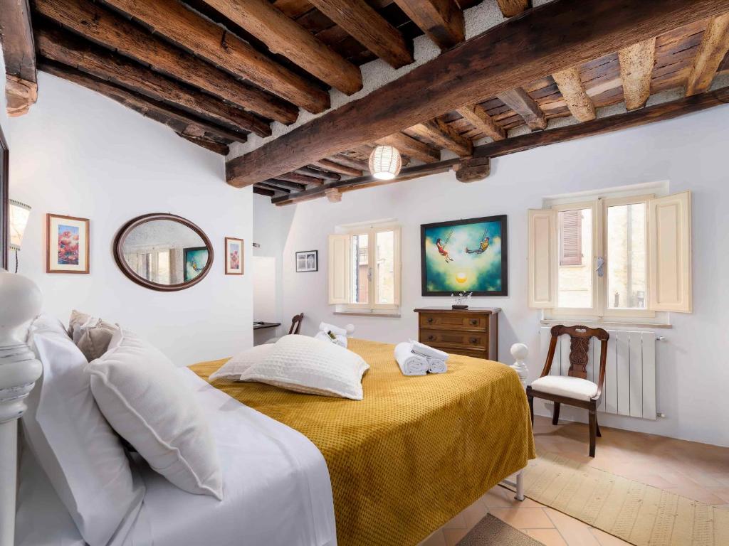 a bedroom with a bed and a couch at Casa Alberi in Volterra