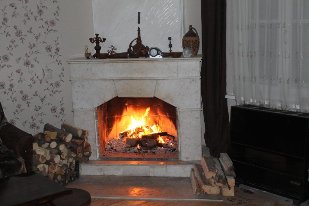 una chimenea con chimenea en una habitación en Keta House, en Tiflis