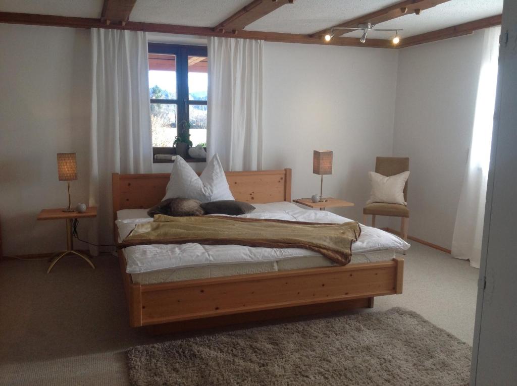 A bed or beds in a room at Ferienwohnung Strubbauer Urlaub am Bauernhof