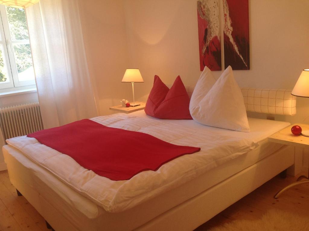 A bed or beds in a room at Ferienwohnung Strubbauer Urlaub am Bauernhof