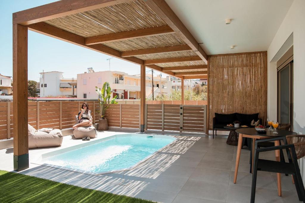 Azura Mar, Seaview Premium Suite with Heated mini pool and Private Parking