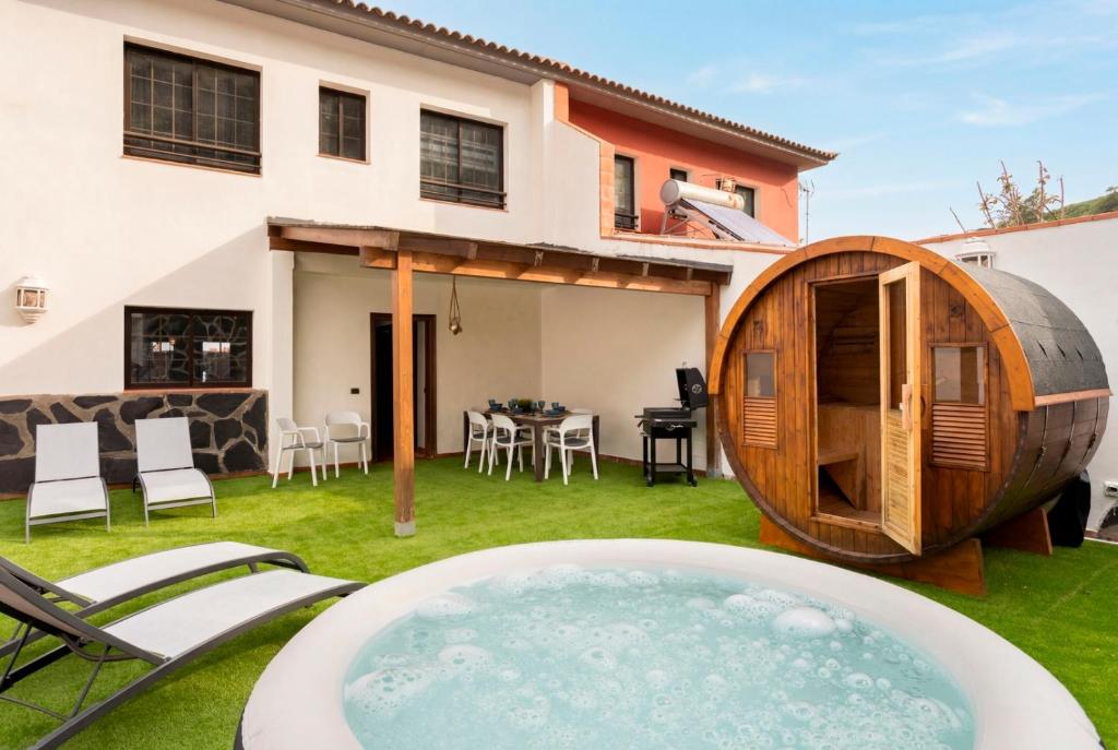 a circular pod sits on the yard of a house at Eden Rentals Villa Marysol in Sauzal