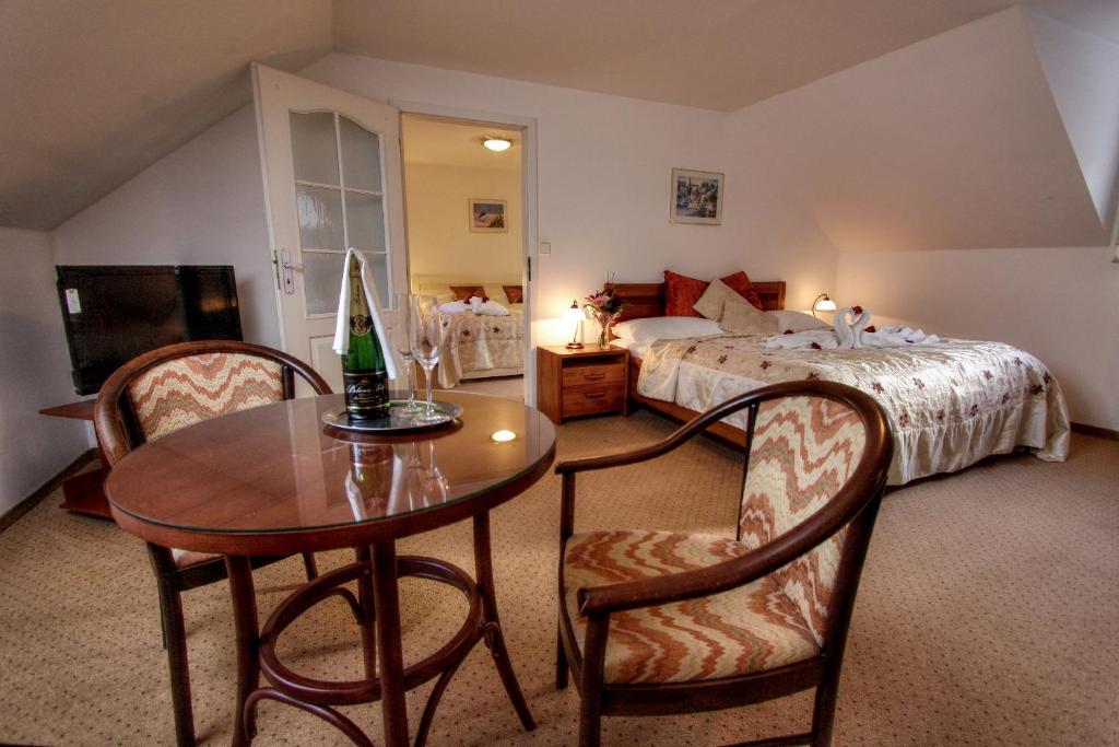 Postel nebo postele na pokoji v ubytování Spa & Wellness Hotel Harmonie