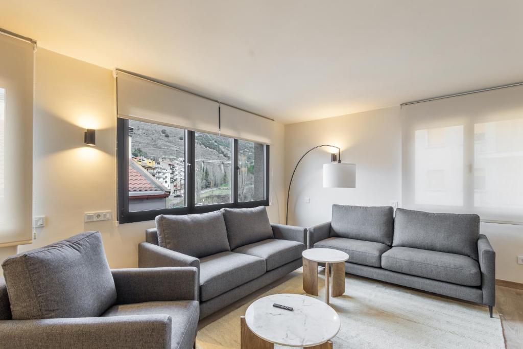 ein Wohnzimmer mit zwei Sofas und einem Tisch in der Unterkunft Be1960 Max in Bagá