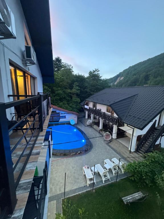an overhead view of a swimming pool and a house at Гостинний двір in Yaremche