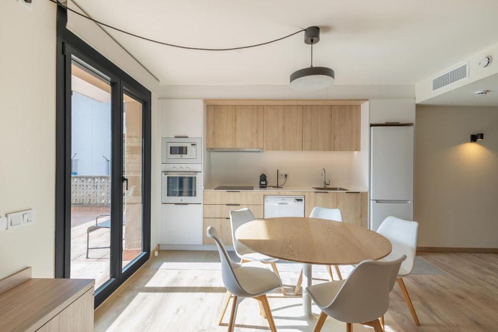 a kitchen and dining room with a table and chairs at Be1960 quart in Bagá