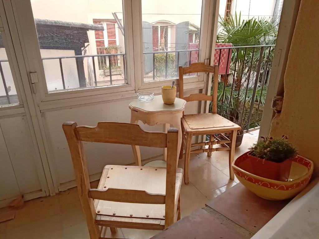a room with two chairs and a table and a window at Appartement 2chb et balcon au centre de Nyons in Nyons