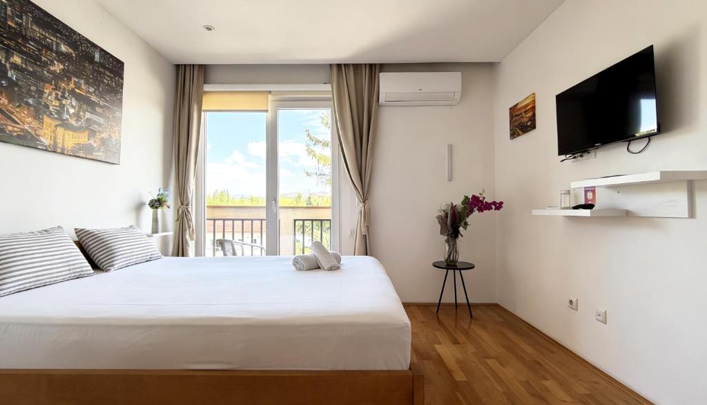 Gaia Aparthotel near Airport - Double Room With Balcony