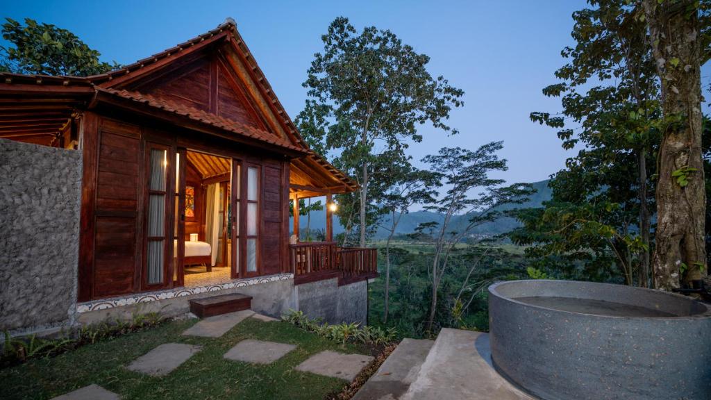 a small house with a tub in the yard at Nari Swari Sidemen in Karangasem