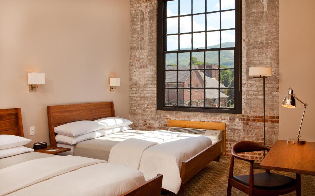 ein Hotelzimmer mit 2 Betten und einem Fenster in der Unterkunft The Roundhouse in Beacon