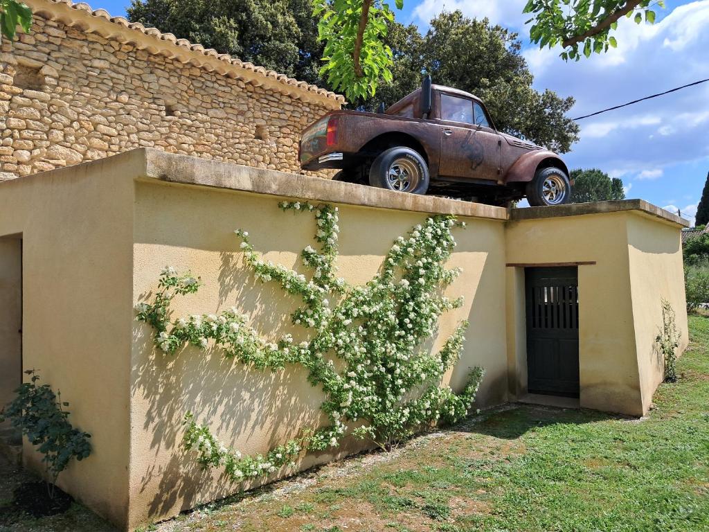 an old car sitting on top of a house at Chez Véro Gîte & Chambres d'hôtes " Le Juvaquatre " in Suze-la-Rousse