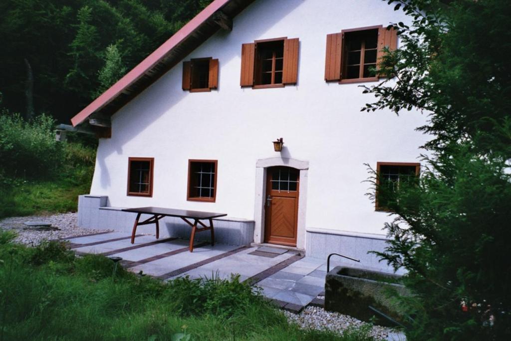 a small white house with a picnic table in front of it at Grillnhäusl - Ruheoase in Alleinlage mit Sauna, Erlebnisstadl & Rehen vor der Haustür in Wegscheid