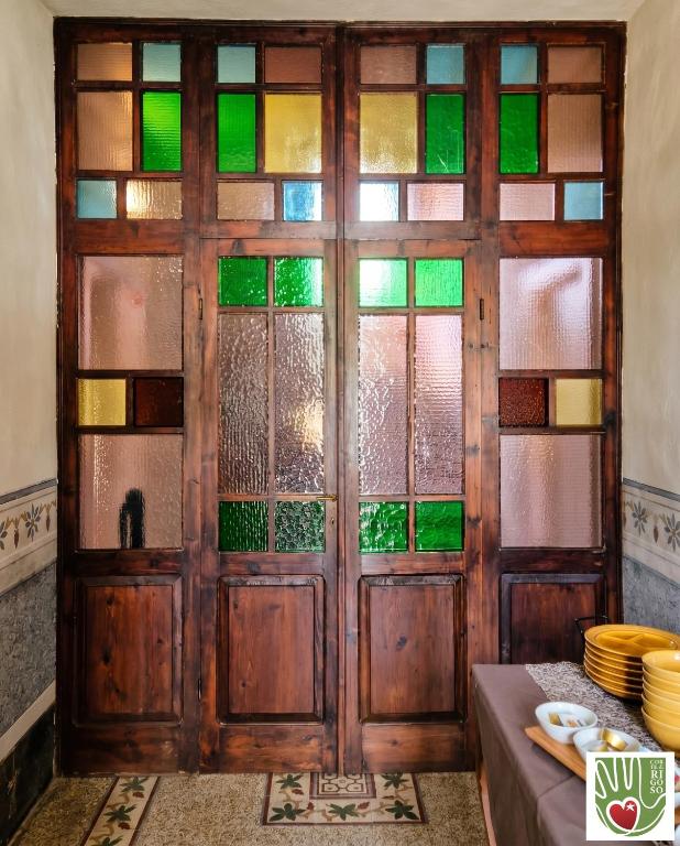 a room with a door with stained glass at Ca' Giulia in Rigoso