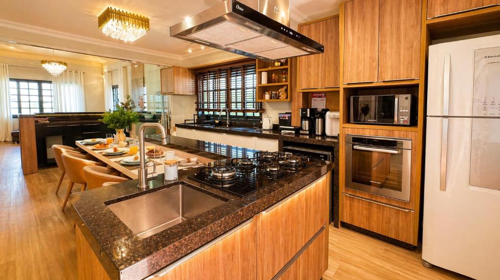 a kitchen with a sink and a counter top at Casa Premium no Centro - Passos do Alles Park in Pomerode