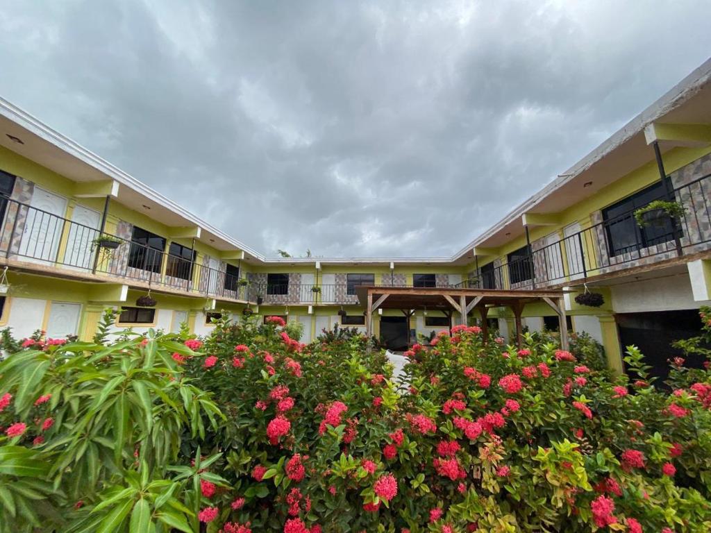 a courtyard of a hotel with pink flowers at Hotel centro de Pedernales in Pedernales