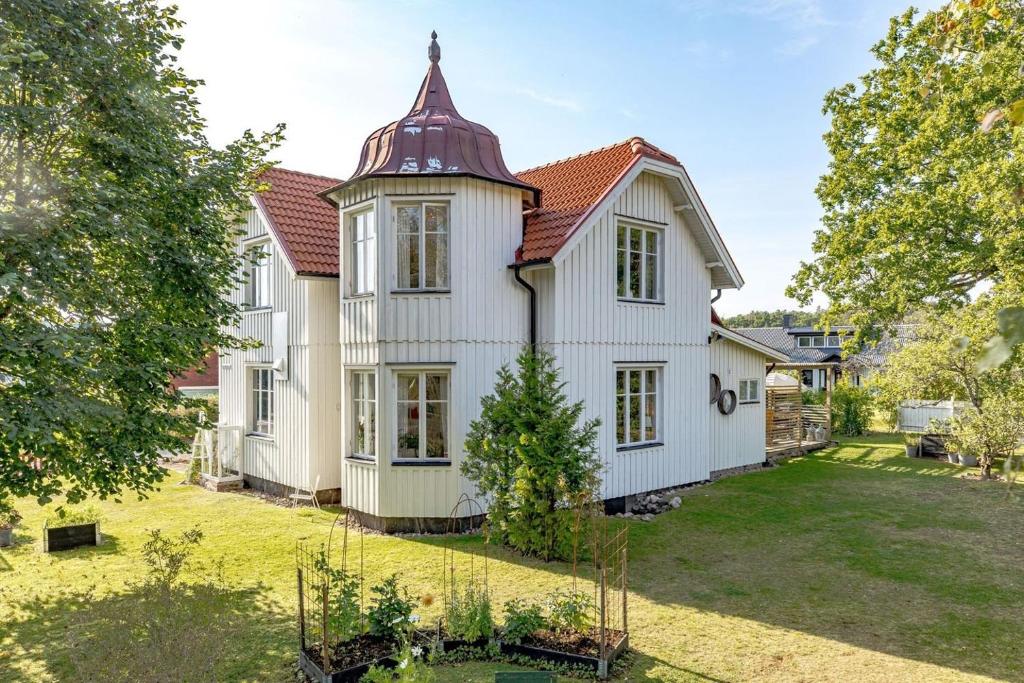 an exterior view of a white house with a turret at Villa Tornhaga in Oskarström