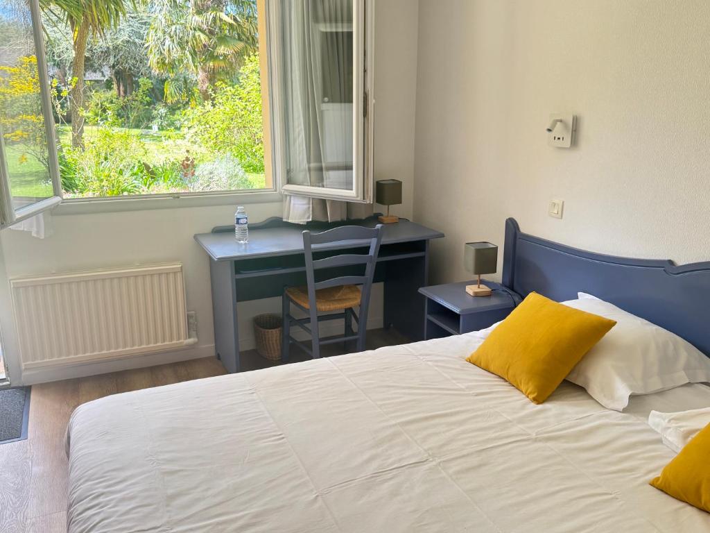 Logis Hôtel La Demeure du Perron - Double Room With Terrace