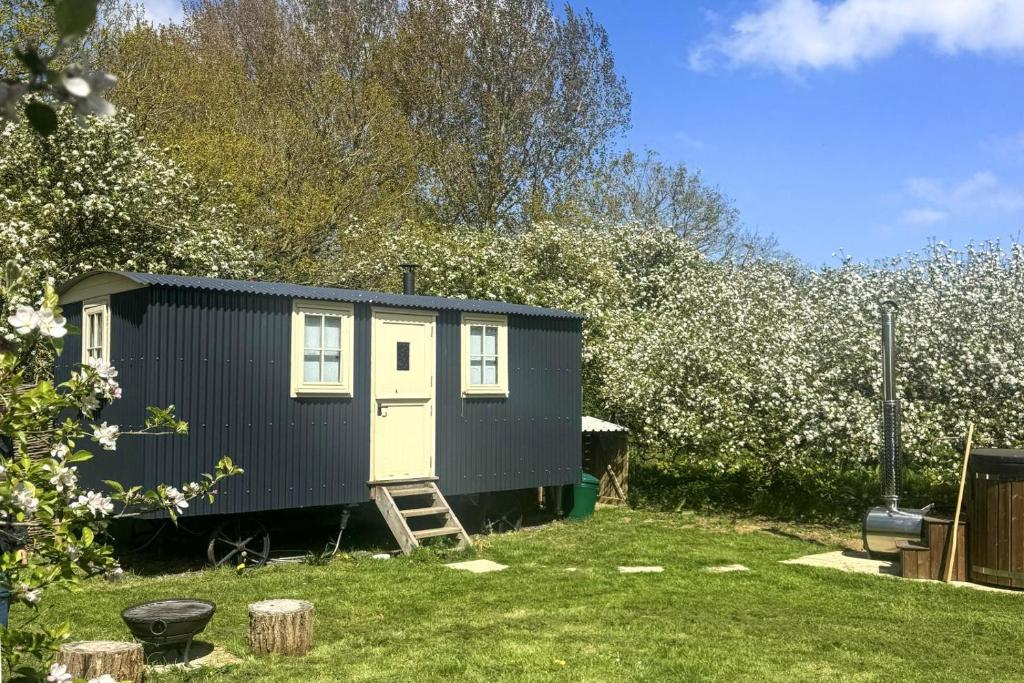 a black and white tiny house in a yard at 1 Bed in Burnham Overy Town oc-o31908 in Burnham Market